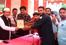 বড়াইগ্রাম কেন্দ্রীয় প্রেসক্লাবের পক্ষ থেকে ডা. সিদ্দিকুর এমপিকে সম্মাননা