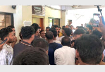 নাটোরে ফ্যামিলি কার্ডের নিয়োগ নিয়ে ছাত্রদল-বিএনপি’র বিক্ষোভ ইউএনও অফিসে হামলা : সাংবাদিকদের লাঞ্ছিত করার অভিযোগ